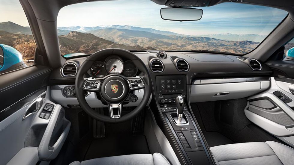 Πιλοτήριο το εσωτερικό της 718 Cayman.